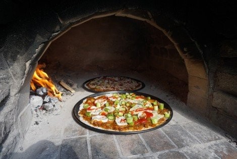 Heerlijke pizza uit onze houtgestookte oven